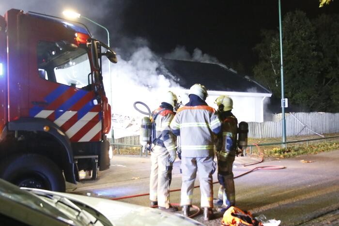 Autobrand slaat over naar woning, een gewonde