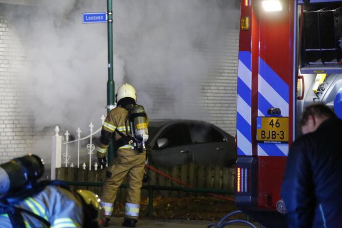 Autobrand slaat over naar woning, een gewonde