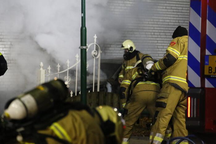 Autobrand slaat over naar woning, een gewonde