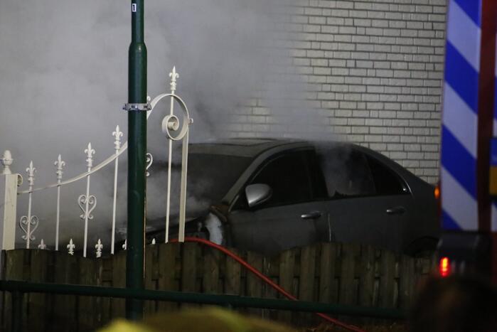 Autobrand slaat over naar woning, een gewonde