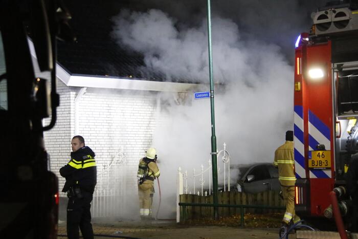 Autobrand slaat over naar woning, een gewonde