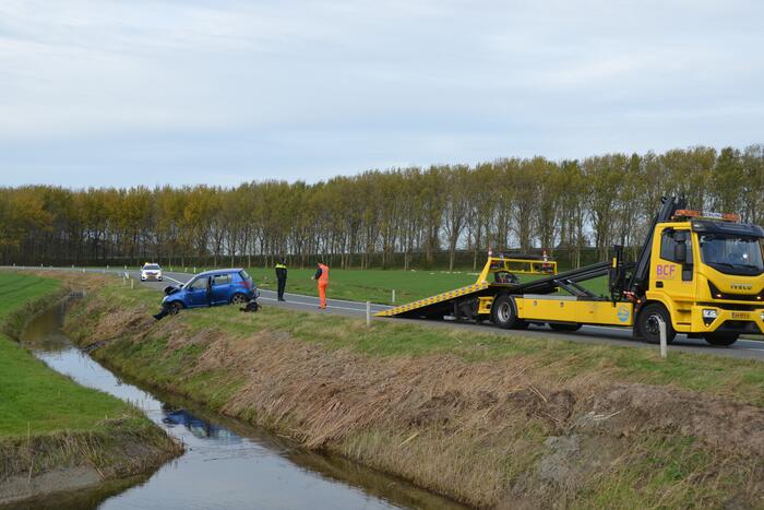 Personenauto belandt in sloot