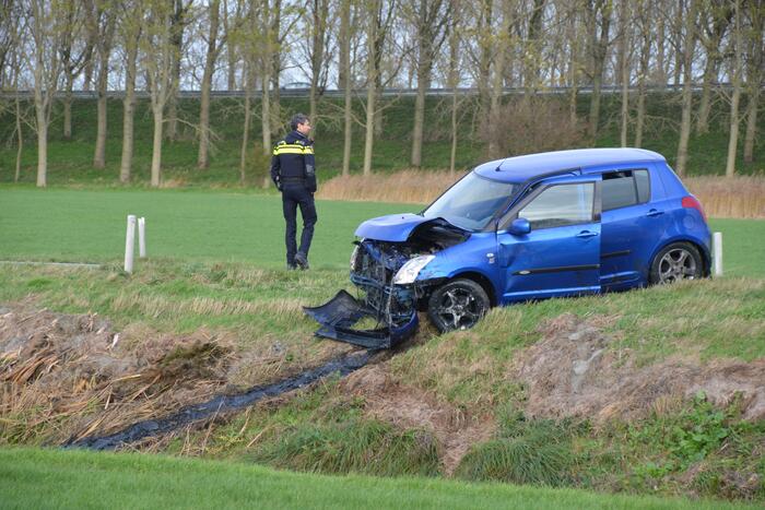 Personenauto belandt in sloot