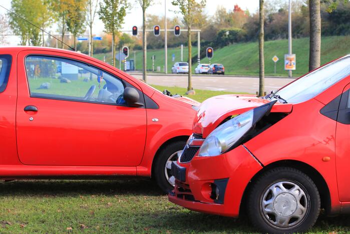 Twee auto's botsen op kruising