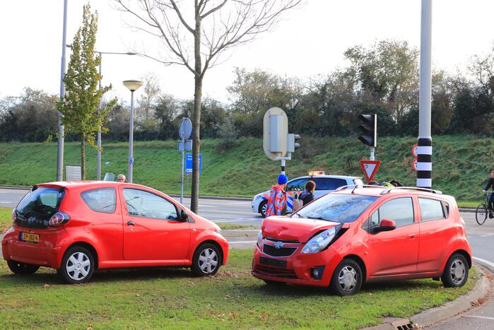 Twee auto's botsen op kruising