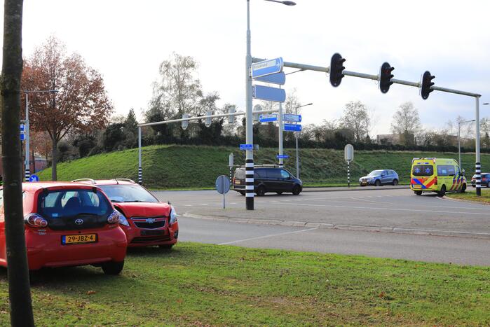 Twee auto's botsen op kruising