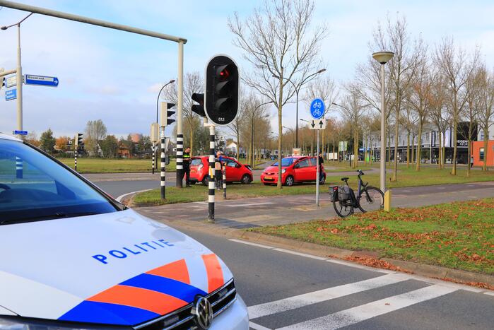 Twee auto's botsen op kruising