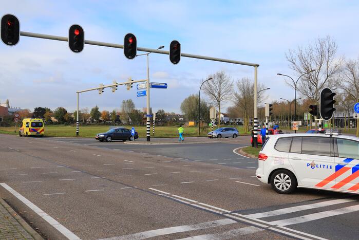 Twee auto's botsen op kruising