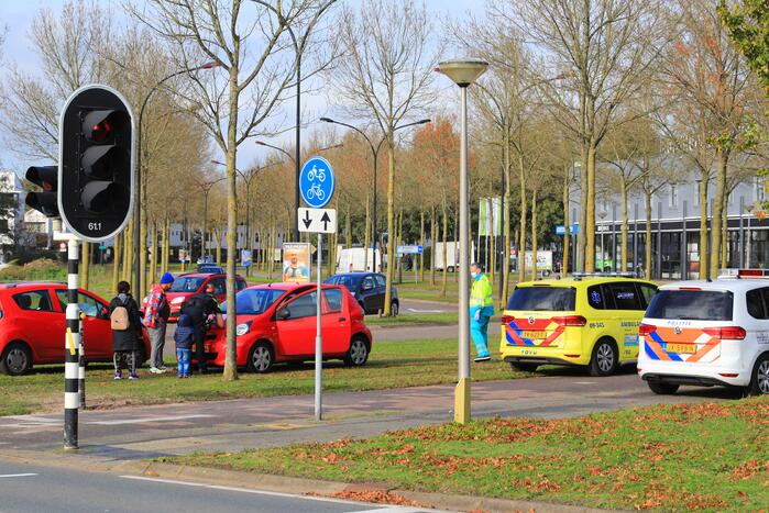 Twee auto's botsen op kruising