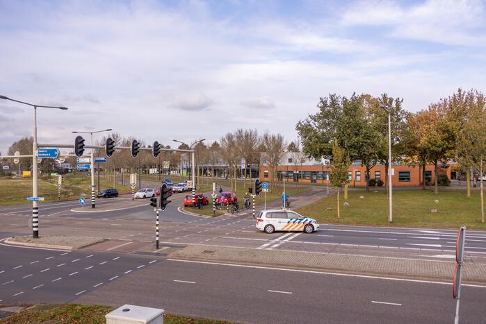 Twee auto's botsen op kruising