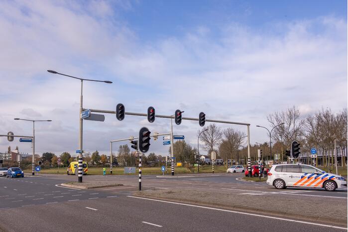 Twee auto's botsen op kruising