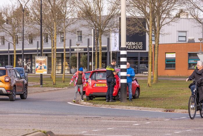 Twee auto's botsen op kruising