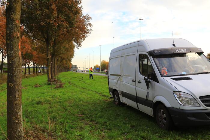 Bestuurder van bestelbus valt in slaap en schampt boom
