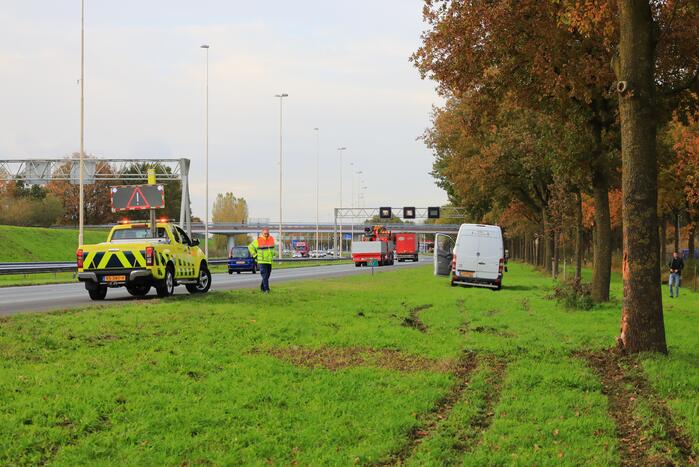 Bestuurder van bestelbus valt in slaap en schampt boom