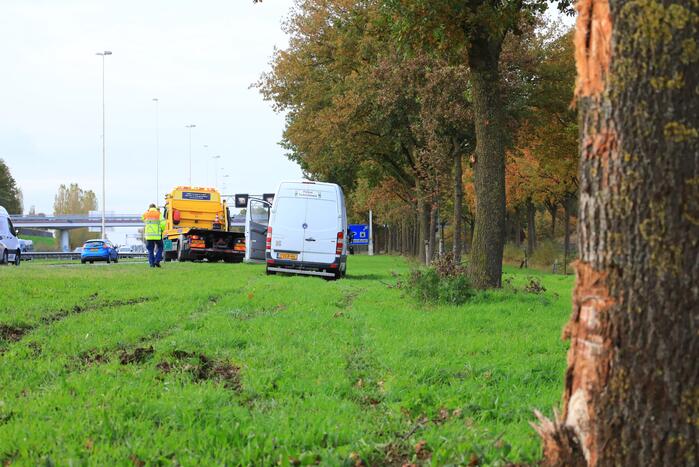 Bestuurder van bestelbus valt in slaap en schampt boom