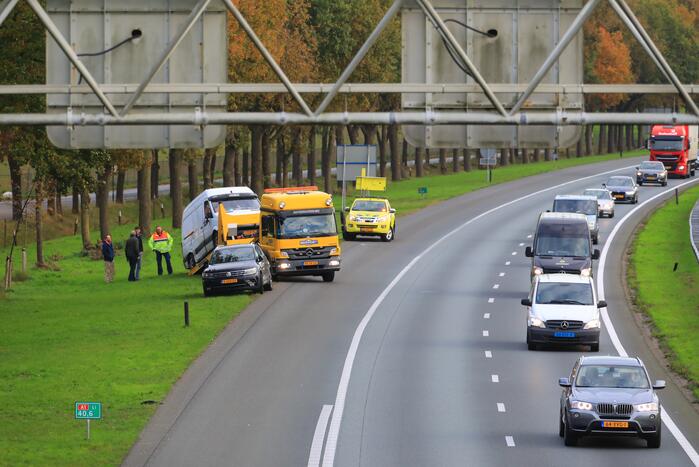 Bestuurder van bestelbus valt in slaap en schampt boom