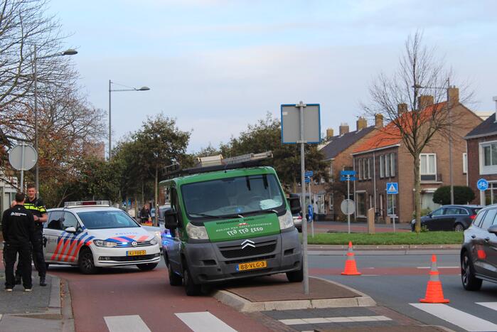 Fietsster op rotonden aangereden door bestelbus