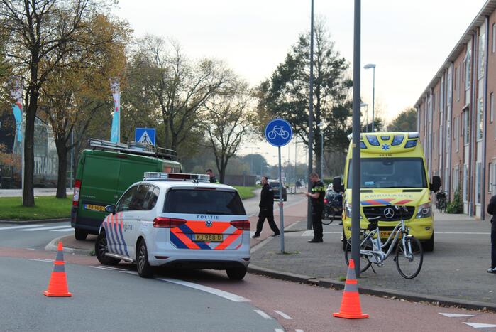 Fietsster op rotonden aangereden door bestelbus