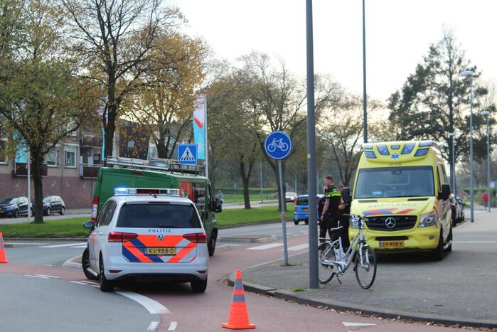 Fietsster op rotonden aangereden door bestelbus