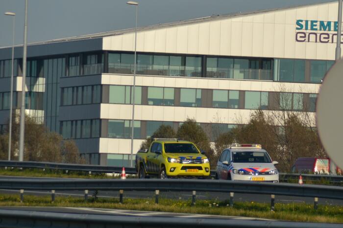 Personenauto heeft schade na botsing tegen vangrail