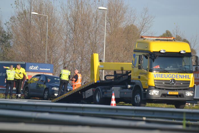 Personenauto heeft schade na botsing tegen vangrail