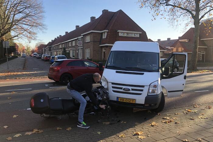 Motor botst frontaal op afslaande bestelbus