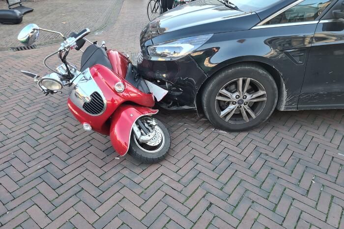 Personenauto komt in botsing met scooter