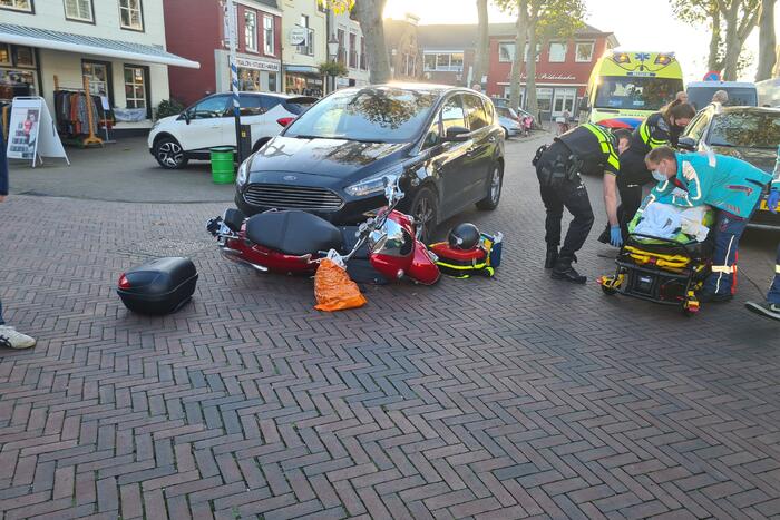 Personenauto komt in botsing met scooter