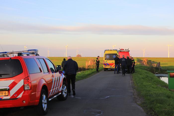 Man met scootmobiel te water