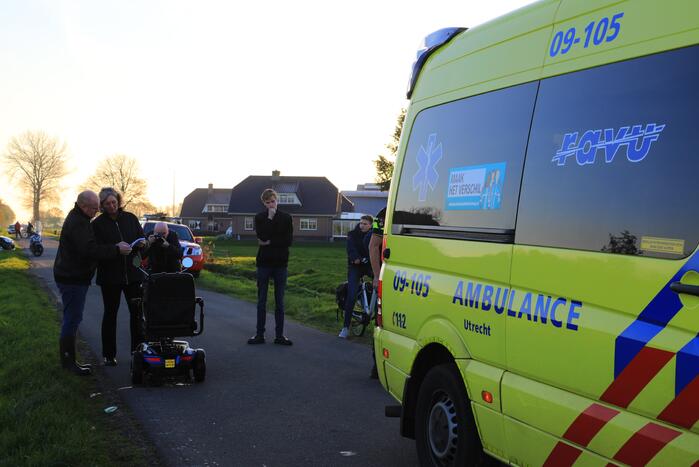 Man met scootmobiel te water