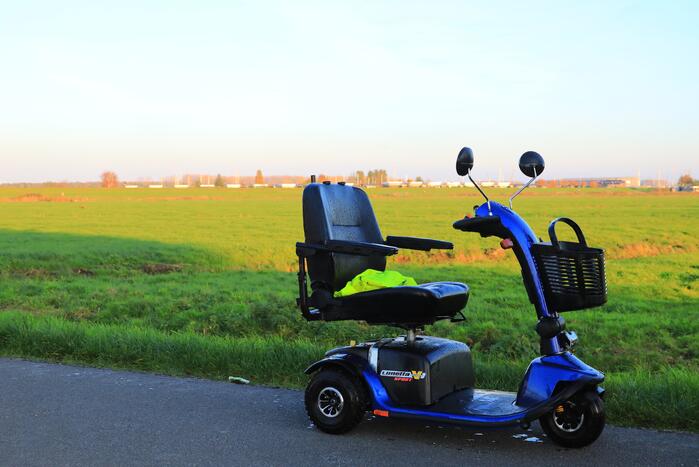 Man met scootmobiel te water