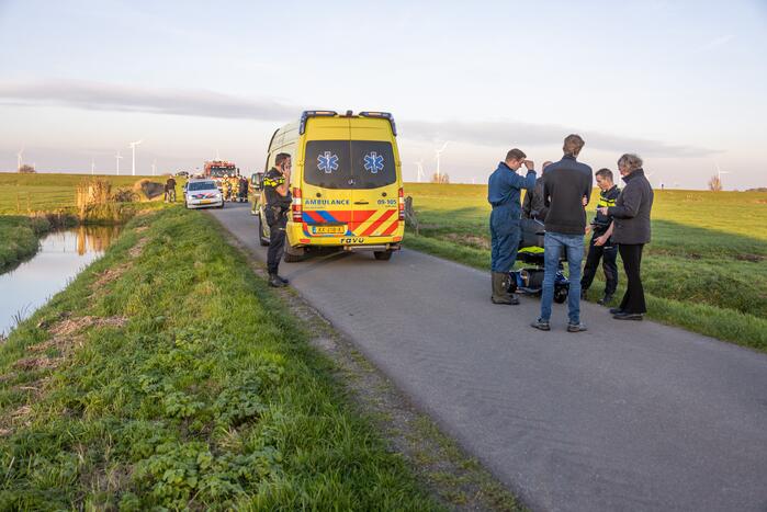 Man met scootmobiel te water
