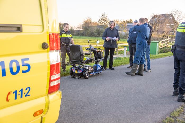 Man met scootmobiel te water