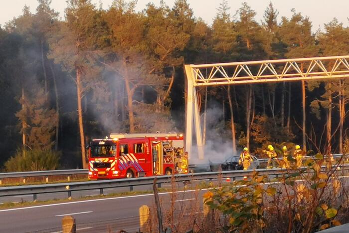Brandweer blust brand in personenauto op snelweg