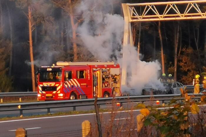 Brandweer blust brand in personenauto op snelweg