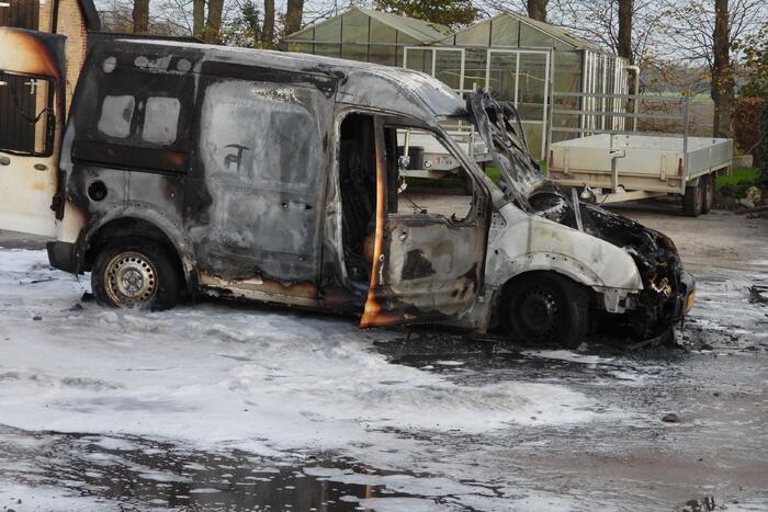 Bestelbus achter boerderij brandt volledig uit