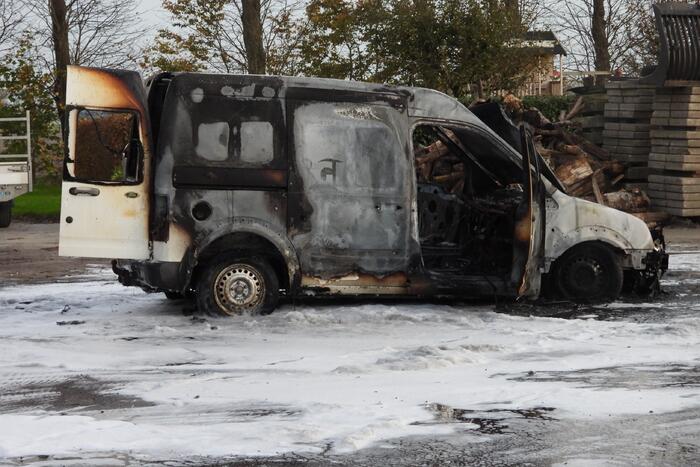 Bestelbus achter boerderij brandt volledig uit