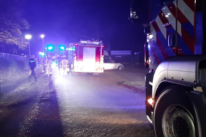 Berg afval in brand achter schoolgebouw