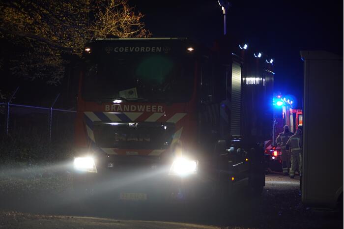 Berg afval in brand achter schoolgebouw