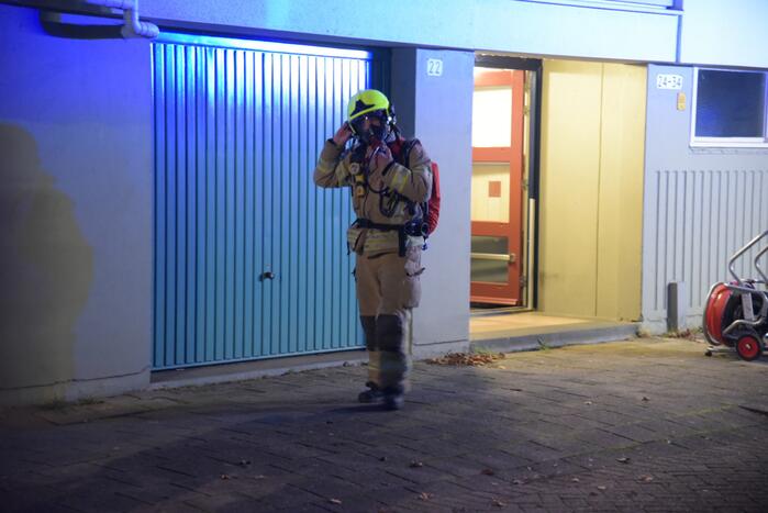 Brandweer blust brand in kelderbox, 3 woningen ontruimd
