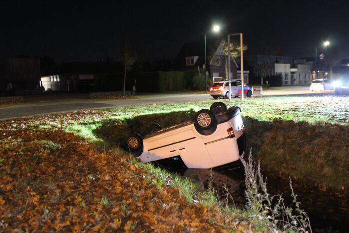Bestelbus raakt van de weg belandt op de kop in sloot