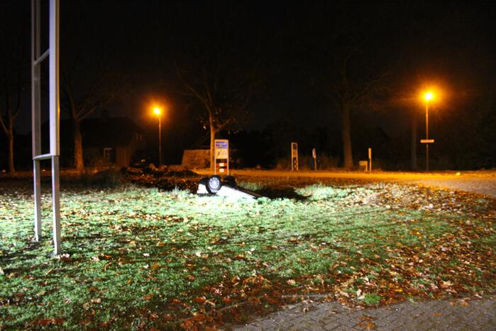 Bestelbus raakt van de weg belandt op de kop in sloot