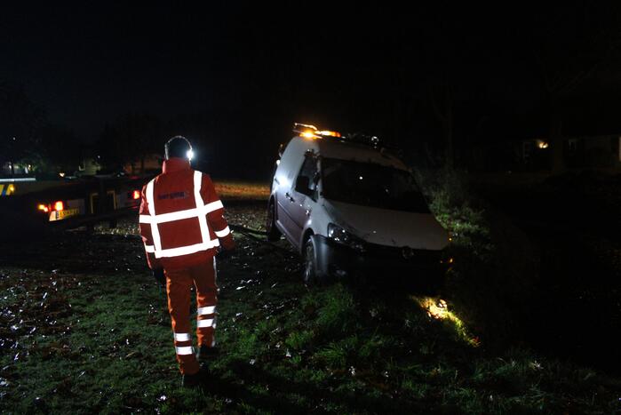 Bestelbus raakt van de weg belandt op de kop in sloot