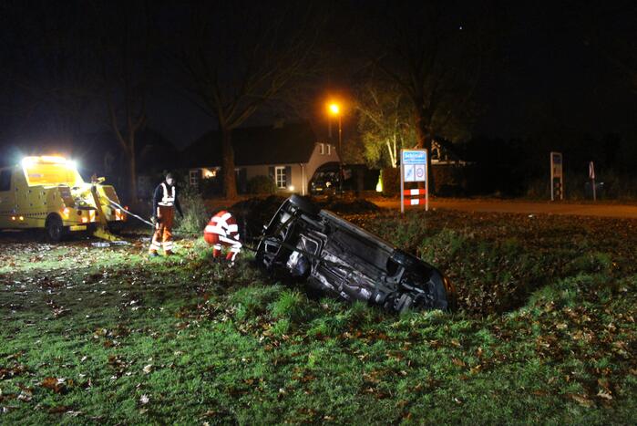 Bestelbus raakt van de weg belandt op de kop in sloot