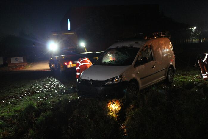 Bestelbus raakt van de weg belandt op de kop in sloot