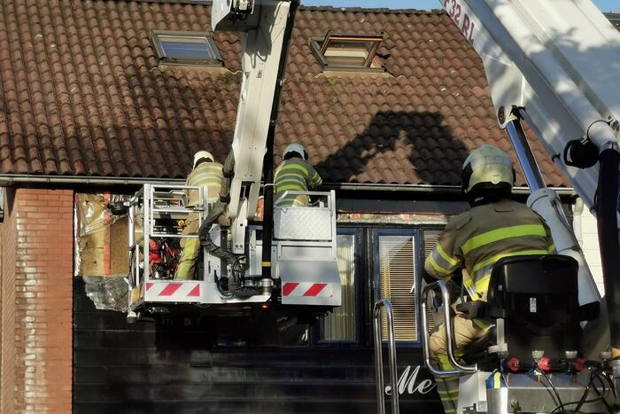 Brand in gevel van tussenwoning