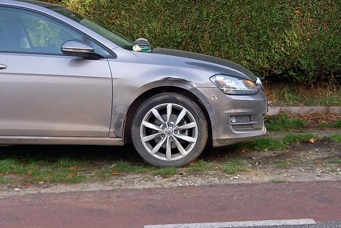 Automobilist gewond bij botsing met geparkeerde auto