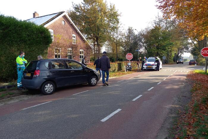 Automobilist gewond bij botsing met geparkeerde auto