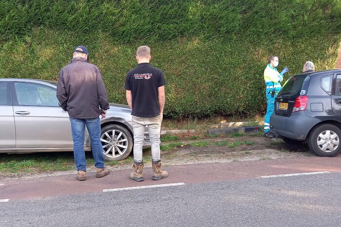 Automobilist gewond bij botsing met geparkeerde auto