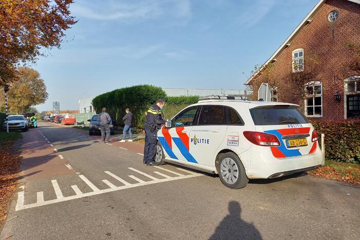 Automobilist gewond bij botsing met geparkeerde auto